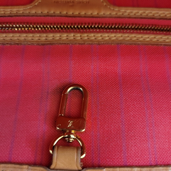 LV Azur With Pink Intirior - Picture 7 of 11